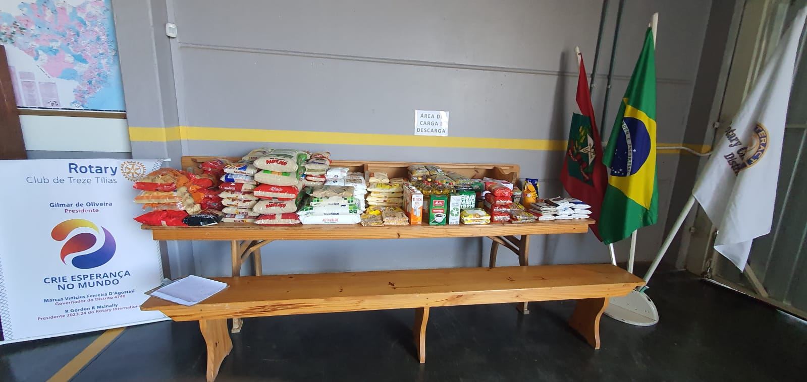Arrecadação de alimentos do Rotary Club de Treze Tílias