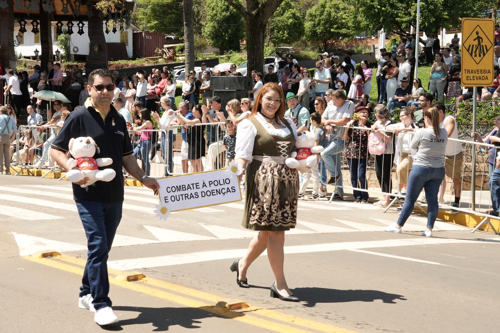 Rotary Club de Treze Tílias no desfile da Tirolerfest